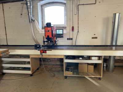 Bohr- und Beschlagsetzmaschine